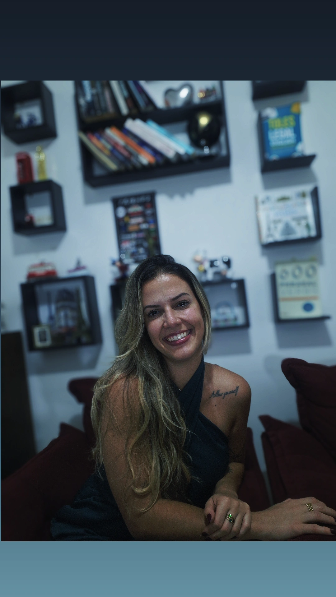 Isabela Almeida sorrindo em seu ambiente de estudos de idiomas